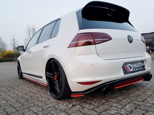 Splittery tylne boczne Volkswagen Golf MK7 GTI Clubsport (czarny mat)